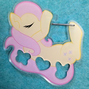 Chaveiros mosquetão de acrílico MLP – Mane Six (10 cm com ganchos) Fluttershy