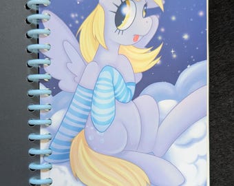 Derpy in Socks – Cuaderno de bocetos de poni con cielo nocturno nublado (A6 espiral)