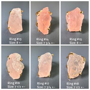 Puede incluir: Seis anillos de cuarzo rosa con bandas doradas. Cada anillo presenta una piedra &uacute;nica, de forma irregular y de color rosa claro. Los anillos est&aacute;n etiquetados con n&uacute;meros y tama&ntilde;os, que van desde la talla 7 1/2 hasta la talla 8.