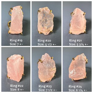 Puede incluir: Seis anillos con piedras de cuarzo rosa en bruto, de color rosa p&aacute;lido, montados en bandas doradas. Las tallas var&iacute;an de 5 1/2 a 8. Cada anillo est&aacute; numerado y tallado. Joyer&iacute;a &uacute;nica.