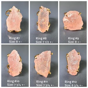 Puede incluir: Seis anillos de cuarzo rosa en bruto con bandas doradas. Cada anillo presenta una piedra rosa de forma irregular. Los anillos est&aacute;n numerados y tienen tallas, que van desde la talla 6 3/4 hasta la talla 8.