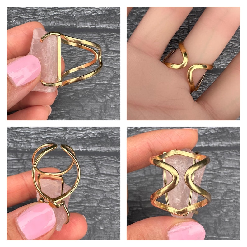 Puede incluir: Un anillo de metal dorado con una piedra de cuarzo rosa en bruto, de color rosa claro. El dise&ntilde;o del anillo incluye una estructura en forma de jaula que envuelve la piedra, creando un aspecto &uacute;nico y elegante. El anillo se muestra desde m&uacute;ltiples &aacute;ngulos.
