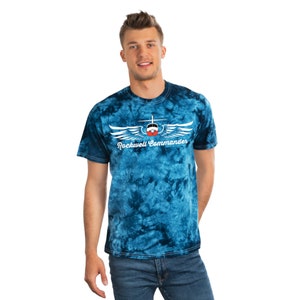 Könnte beinhalten: Ein blaues Batik-T-Shirt mit einer weißen Flugzeuggrafik und dem Text "Rockwell Commander".