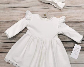 Robe de baptême luxueuse pour bébé fille, blanche, avec détails en dentelle, confortable et élégante, parfaite pour les occasions spéciales, édition limitée