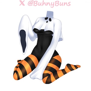 Peut inclure: Une illustration numérique d'un body noir associé à des bas rayés orange et noirs. Un haut court blanc sur le thème des fantômes avec un motif de visage de fantôme noir est porté par-dessus. Le texte X @BuhnyBuns apparaît en haut de l'image.