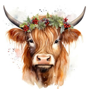 Puede incluir: Pintura acuarela de una vaca Highland marrón con una corona de bayas rojas y hojas verdes alrededor de sus cuernos. La vaca tiene un pelaje suave y esponjoso y una expresión suave.