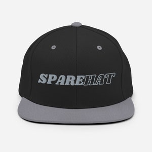 Pode incluir: Um boné de beisebol preto e cinza com a palavra "SPAREHAT" bordada em branco na frente.