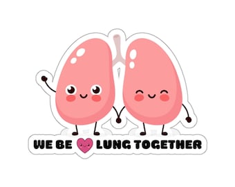 Könnte beinhalten: Ein Aufkleber mit zwei lächelnden Cartoon-Lungen, die sich an den Händen halten. Die Lungen sind rosa mit weißen Details. Unter den Lungen steht der Text "WE BE LUNG TOGETHER" mit einem Herzsymbol.