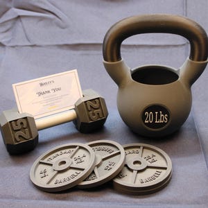 Zestaw akcesoriów biurkowych w stylu siłowni – uchwyt na karty hantle, uchwyt na długopisy kettlebell, podstawki pod sztangę