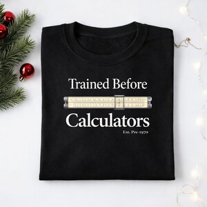 Puede incluir: Un juego de tres cuencos apilables de cerámica en tonos azules, verdes y blancos. Los cuencos presentan un esmalte moteado y un diseño sencillo y moderno. El cuenco más grande mide unos 15 cm de diámetro.