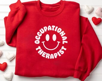 Bluza z nadrukiem do terapii zajęciowej Bluza z nadrukiem do terapii zajęciowej Koszulka z nadrukiem do terapii zajęciowej Prezent dla absolwenta terapeuty Pediatryczna koszulka z okrągłym dekoltem COTA OTA Crew Happy