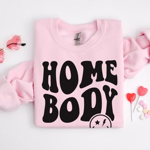 Cute Homebody Sweatshirt, Homebody Women&#39;s Hoodies, Graphic Sweater, Introvert Gift For Homebody, Slouchy Sweatshirt, Cozy Trendy Sweatshirt