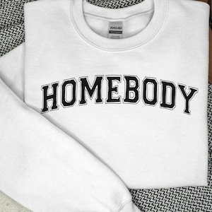 Homebody Sweatshirt, Homebody Frauen Hoodies, süßes Grafik-Pullover, introvertiertes Geschenk für Homebody, slouchy Sweatshirt, gemütliches trendiges Sweatshirt