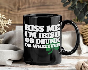 Taza "Bésame, soy irlandés" - Taza divertida del Día de San Patricio - Regalo con humor irlandés - Taza de café del Día de San Patricio - Broma irlandesa de la suerte para beber - Taza con trébol