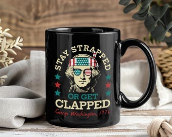 Tazza "Stay Strapped Or Get Clapped", tazza da caffè con bandiera americana e George Washington, divertente regalo patriottico per il 4 luglio, Presidents' Day America