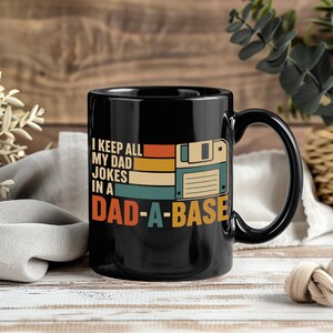 Jag förvarar alla mina pappaskämt i en pappa-a-bas vintage fars dag-mugg, rolig kaffekopp