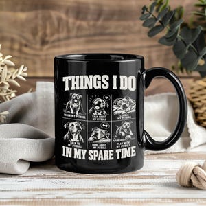 Mug Pitbull « Ce que je fais », Tasse à café humoristique pour amoureux des chiens, Tableau d'activités pour propriétaires d'animaux, Cadeaux pour les amoureux des chiens de type bull, Cadeau d'anniversaire pour maman d'animal de compagnie adopté, Tasse à thé