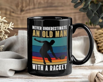 Never Underestimate Padel Funny Mug – Coffee Cup Tea Mugs Gift for Dad Husband Padel Players Coaches Paddle Tennis Sport Lovers Mugs