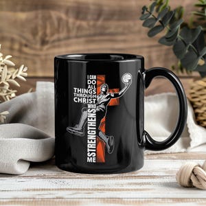Puede incluir: Una taza de cerámica blanca con asa negra y el texto "But First, Coffee" en negro, con una fuente de estilo manuscrito. La taza está sobre una superficie blanca.