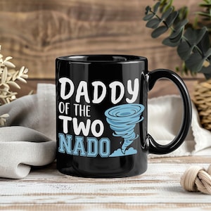 Papà dei due - Tazza a tema tornado per il secondo compleanno - Regalo divertente per i genitori - Tazza da caffè ricordo per la festa in famiglia