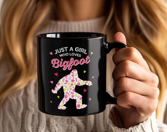 Tazza da caffè "Just a Girl Who Loves Bigfoot", divertente design di Sasquatch, stoviglie per amanti della foresta, simpatico umorismo sui cripti, regalo per avventure all'aria aperta