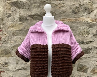 Oversize Cardigan „Schwarzwälder Kirsch". Mustermix handgestrickt aus softer, weicher Wollmischung