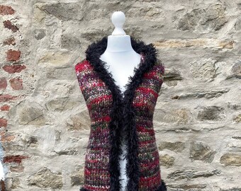 Strick-Cardigan „Waldgeflüster" mit Kapuze im Fransen-Look, Farben: Tanne, Bordeaux, Braun, Schwarz. Handmade. Größe 38