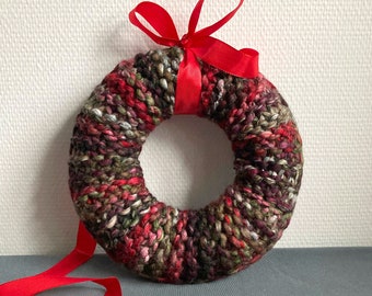 Wool wreath “Valentin”, in red-bordeaux-green colors, genuinely hand-knitted with decorative stitching, without decoration