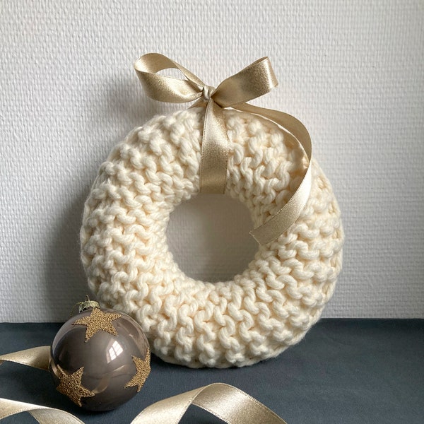 Eleganter Wollkranz „Creme", handgestrickter Adventskranz in weichem Wollmix mit dekorativer Ziernaht, ohne Deko