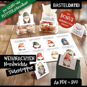Puede incluir: Una exhibición de productos con temática navideña con adornos y etiquetas para bolsas con temática de gnomos. La imagen incluye bolsas transparentes con galletas, hojas impresas con ilustraciones de gnomos y un tarjetero verde. El texto incluye "WEIHNACHTEN".