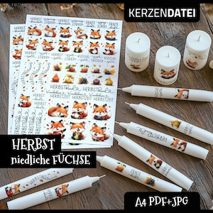 Puede incluir: Un conjunto de suministros de manualidades con temática otoñal. Incluye velas blancas, bolígrafos y hojas de pegatinas con ilustraciones de zorros y el texto "HERBST". La imagen también incluye el texto "KERZENDATEI" y "A4 PDF+JPG".