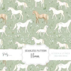 Op de afbeelding: Naadloos patroon met witte en bruine paarden op een lichtgroene achtergrond met bloemaccenten. Het ontwerp bevat de tekst "Horses" en "Seamless Pattern". De afbeelding is 30,48 cm x 30,48 cm groot.