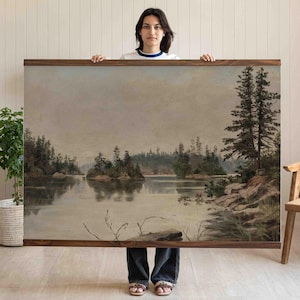 K&ouml;nnte beinhalten: Ein gro&szlig;er, gerahmter Landschaftsmalerei, die eine ruhige Seeszene mit Inseln und B&auml;umen zeigt. Das Kunstwerk wird mit einem dunklen Holzrahmen pr&auml;sentiert. Das Gem&auml;lde hat eine ged&auml;mpfte Farbpalette mit Fokus auf nat&uuml;rliche Elemente.