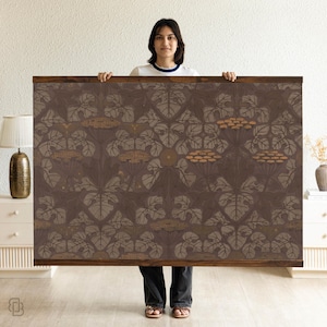 K&ouml;nnte beinhalten: Ein gro&szlig;er, rechteckiger Wandbehang mit einem dunkelbraunen Blumenmuster. Das Design zeigt stilisierte Bl&auml;tter und Blumengruppen in Braun- und Beiget&ouml;nen. Das Kunstwerk ist mit einem Holzrahmen versehen.