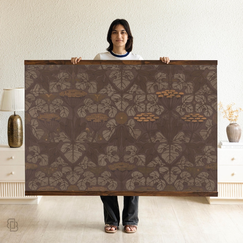 K&ouml;nnte beinhalten: Ein gro&szlig;er, rechteckiger Wandbehang mit einem dunkelbraunen Blumenmuster. Das Design zeigt stilisierte Bl&auml;tter und Blumengruppen in Braun- und Beiget&ouml;nen. Das Kunstwerk ist mit einem Holzrahmen versehen.