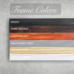 K&ouml;nnte beinhalten: Bild mit Rahmenfarboptionen. Die Optionen umfassen Ebenholz, Dunkles Walnuss, Helles Walnuss, Verwittertes Grau, Naturkiefer und Wei&szlig; gewaschen. Der Text "Frame Colors" befindet sich oben im Bild.