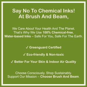 K&ouml;nnte beinhalten: Ein gr&uuml;nes Grafikdesign mit wei&szlig;em Text, das f&uuml;r chemiefreie Tinten wirbt. Der Text lautet "Say No To Chemical Inks!" und hebt Vorteile wie Greenguard-Zertifizierung, Umweltfreundlichkeit und bessere Haut- und Raumluftqualit&auml;t hervor.