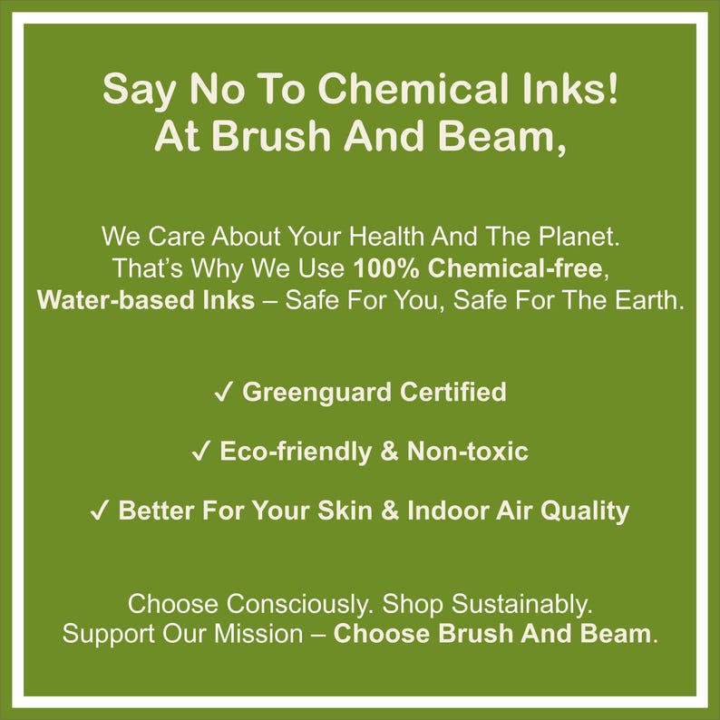 K&ouml;nnte beinhalten: Ein gr&uuml;nes Grafikdesign mit wei&szlig;em Text, das f&uuml;r chemiefreie Tinten wirbt. Der Text lautet "Say No To Chemical Inks!" und hebt Vorteile wie Greenguard-Zertifizierung, Umweltfreundlichkeit und bessere Haut- und Raumluftqualit&auml;t hervor.