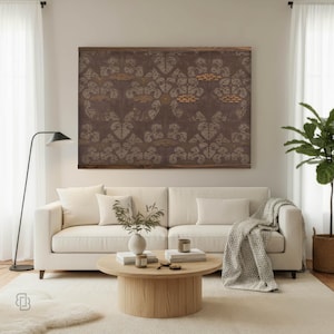 K&ouml;nnte beinhalten: Wohnzimmer mit einem gro&szlig;en, gerahmten Kunstwerk mit einem braunen und beigen Blumenmuster &uuml;ber einem wei&szlig;en Sofa. Ein runder Couchtisch aus Holz zeigt dekorative Gegenst&auml;nde. Eine Stehlampe und eine Topfpflanze vervollst&auml;ndigen das Interieur.