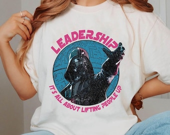 Camiseta de Star Wars con Darth Vader "Liderazgo: Se trata de ayudar a las personas". Colores cómodos. Divertida camiseta de Star Wars. Galaxy's Edge Hollywood Studios.