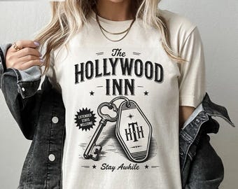 Camiseta con llavero de estilo vintage de Hollywood Inn, camiseta HTH Stay Awhile Comfort Colors, regalo nostálgico Y2K, atuendo para un día en un parque temático, camiseta con llave de hotel