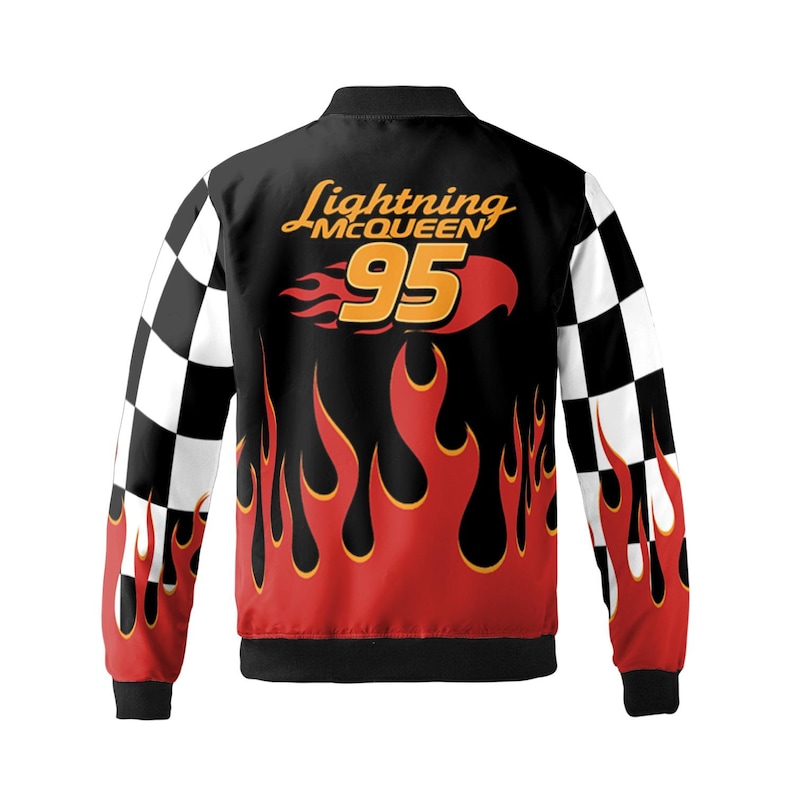 Pu&ograve; includere: Giacca bomber nera con design Lightning McQueen. La giacca presenta un motivo a fiamme rosse e arancioni, il numero 95 e il logo Lightning McQueen. Le maniche hanno un motivo a scacchi bianco e nero.