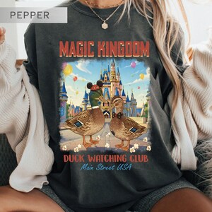 Koszulka Duck Watching Club, koszulka Main Street USA Magic Kingdom, subtelna bluzka Disney Vacation, grafika z ptakami w parku retro, uroczy prezent z kaczką krzyżówką