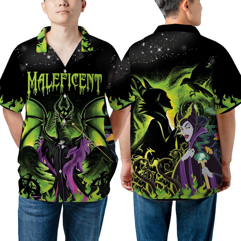 Op de afbeelding: Zwart overhemd met een Maleficent-afbeelding, met groene en paarse accenten. De voorkant toont het woord "Maleficent". De achterkant toont Maleficent met een raaf en groene vlammen.