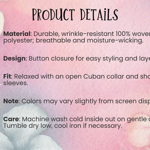 Op de afbeelding: Tekst op een roze en witte achtergrond: "PRODUCT DETAILS." De tekst beschrijft het materiaal als duurzaam geweven polyester, het ontwerp als een knoopsluiting en de pasvorm als relaxed met een open Cubaanse kraag en korte mouwen.