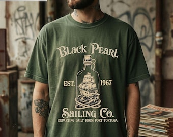 Camiseta Black Pearl Sailing Co, camiseta vintage de barco pirata, camiseta gráfica náutica de barco en botella, regalo para amantes de los piratas Tortuga, camiseta Comfort Colors