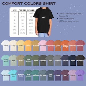 K&ouml;nnte beinhalten: Ein schwarzes Comfort Colors-Shirt mit dem Aufdruck "black". Das Bild zeigt auch eine Gr&ouml;&szlig;entabelle mit Ma&szlig;en in Zoll und eine Farbkarte mit verschiedenen Shirtfarben, darunter Wei&szlig;, Blau und Gr&uuml;n.