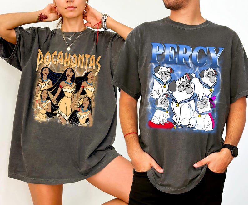 Pode incluir: Duas camisetas cinza carv&atilde;o. Uma apresenta a palavra "Pocahontas" acima de um gr&aacute;fico da personagem e outras mulheres. A outra camisa tem o nome "Percy" acima de um gr&aacute;fico de pugs. Ambas as camisas t&ecirc;m mangas curtas.