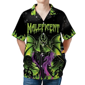 Op de afbeelding: Zwart overhemd met een afbeelding van Maleficent met groene vleugels en een draak. Het shirt heeft het woord "Maleficent" in groene letters. De achtergrond is een sterrenhemel, met groene vlammen op de mouwen.