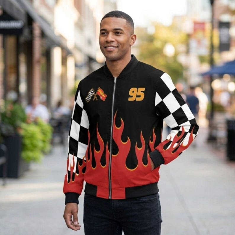 Pu&ograve; includere: Giacca bomber nera con design a fiamme rosse, maniche a scacchi e il numero 95 in oro. Presenta chiusura con cerniera e due piccole bandiere. Un capo di abbigliamento esterno elegante e accattivante.